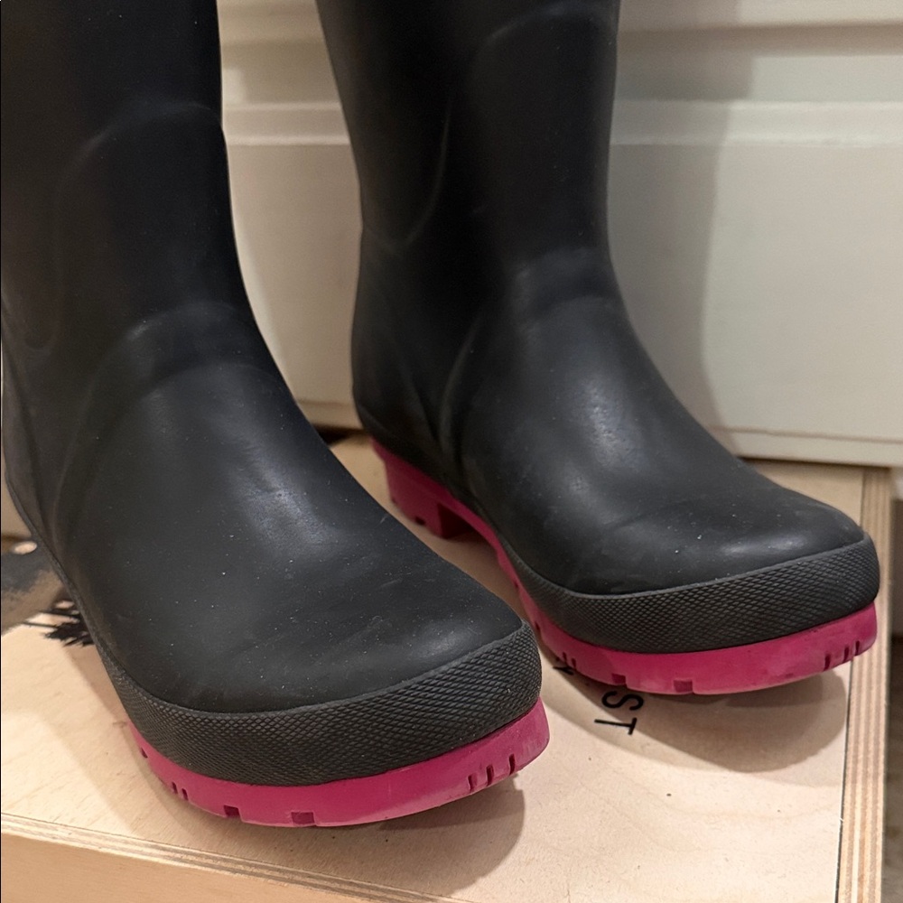 Joules Women's Black Boots with Pink Soles - Picture 3 of 6